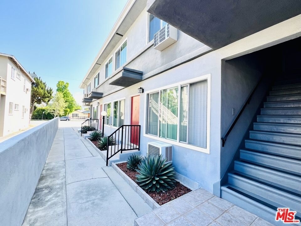 11749 Riverside Drive - Photo 4