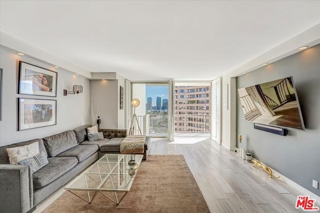 10433 Wilshire Boulevard - Photo 2