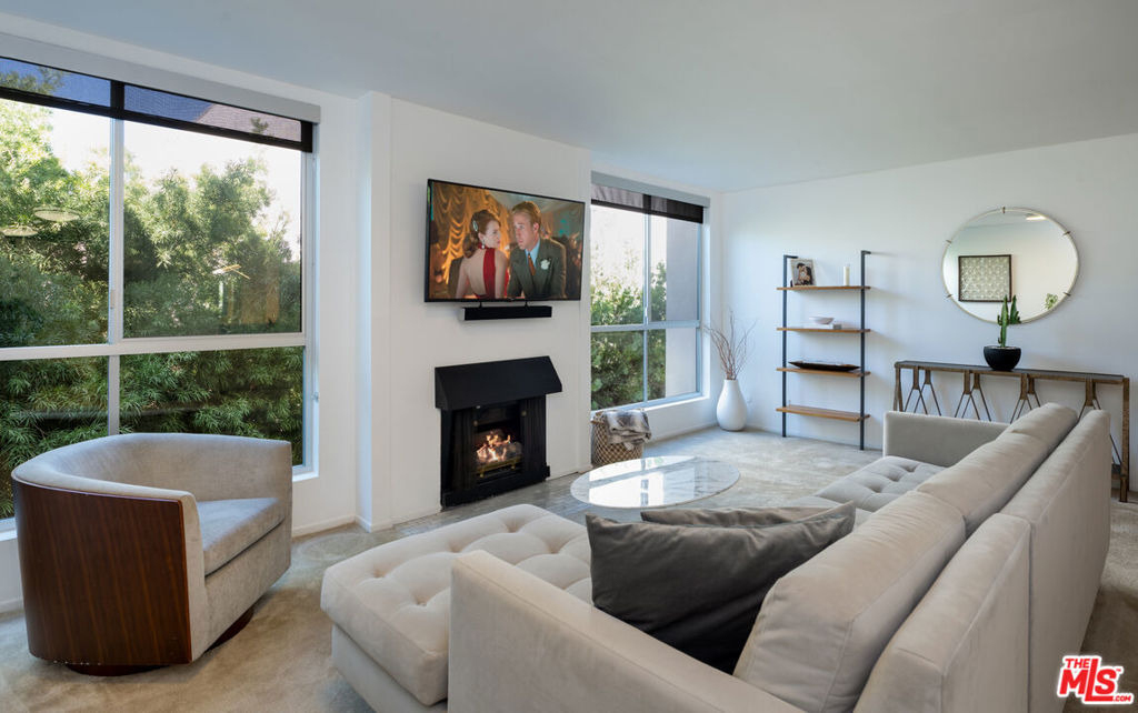 927 N Kings Road - Photo 0