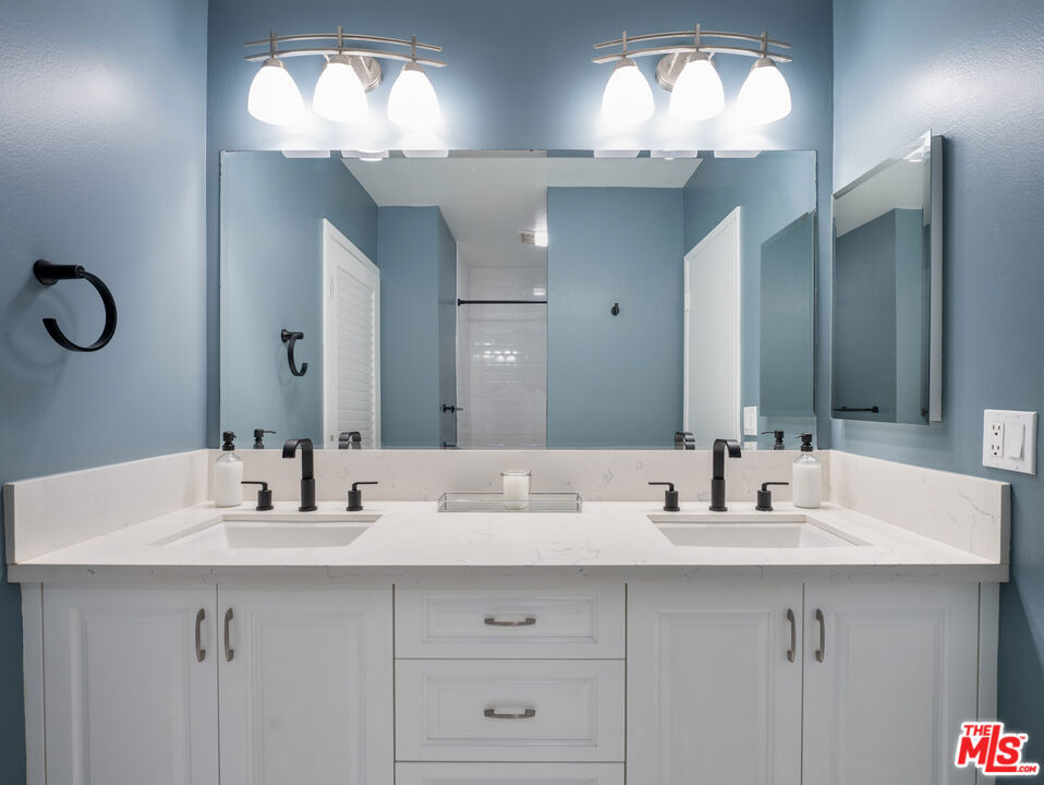 927 N Kings Road - Photo 9