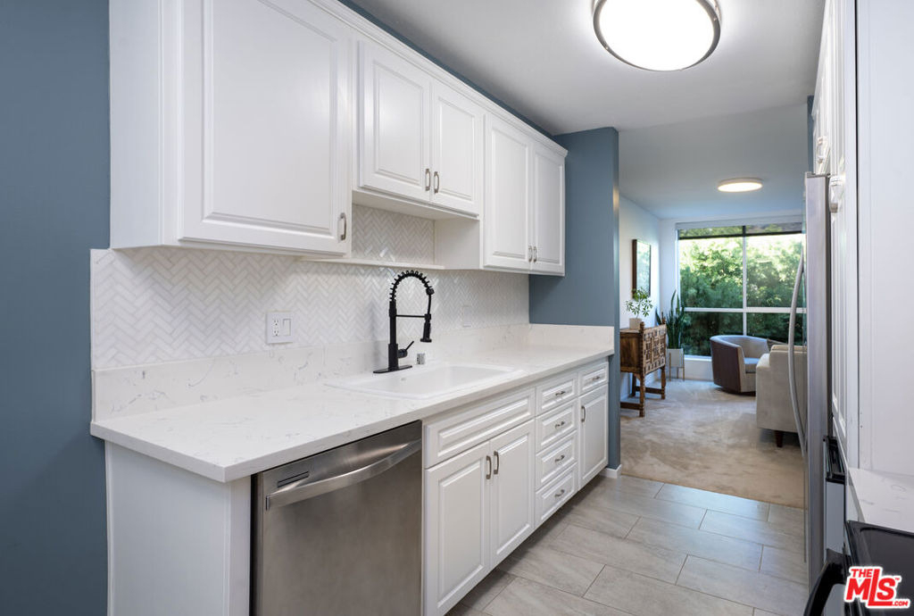 927 N Kings Road - Photo 3