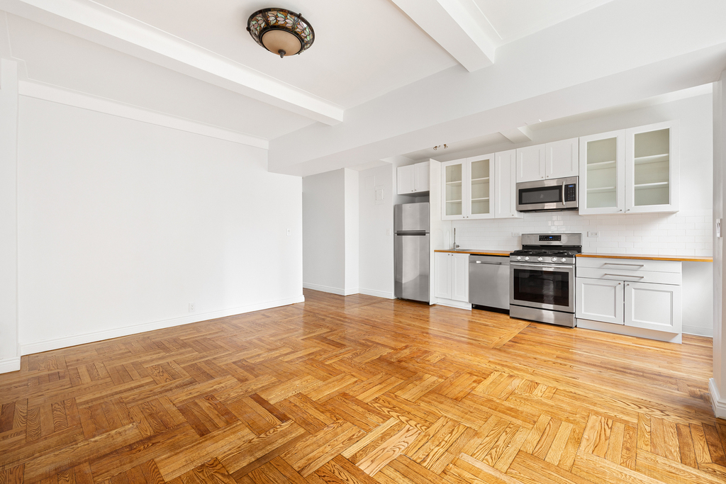 433 West 34th Street - Photo 4