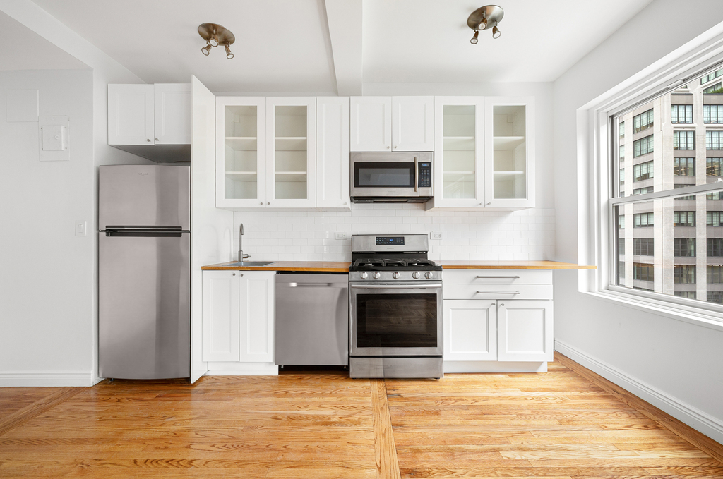 433 West 34th Street - Photo 5