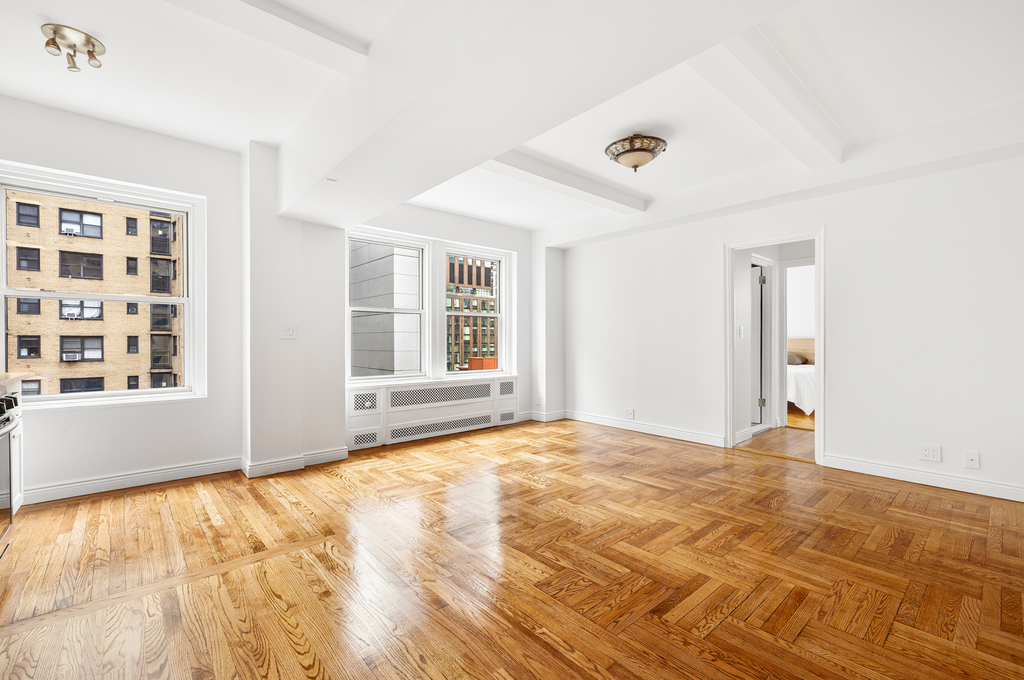 433 West 34th Street - Photo 2
