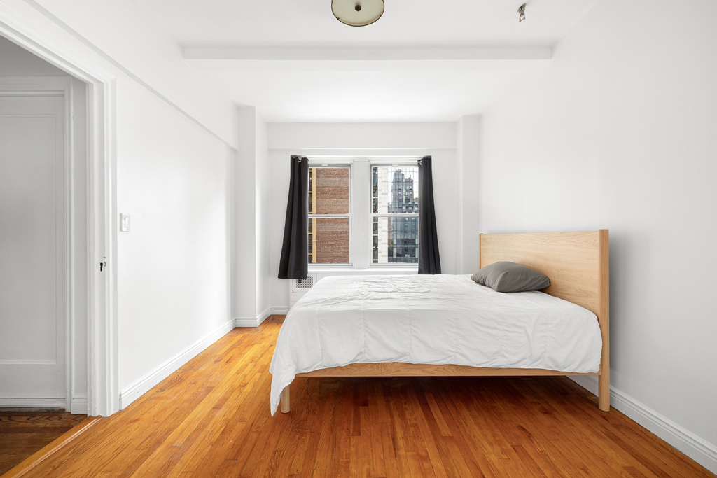 433 West 34th Street - Photo 8
