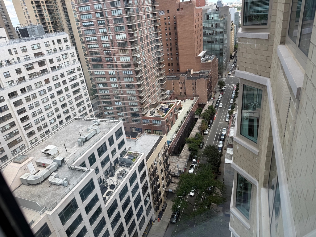 400 East 71st Street - Photo 3