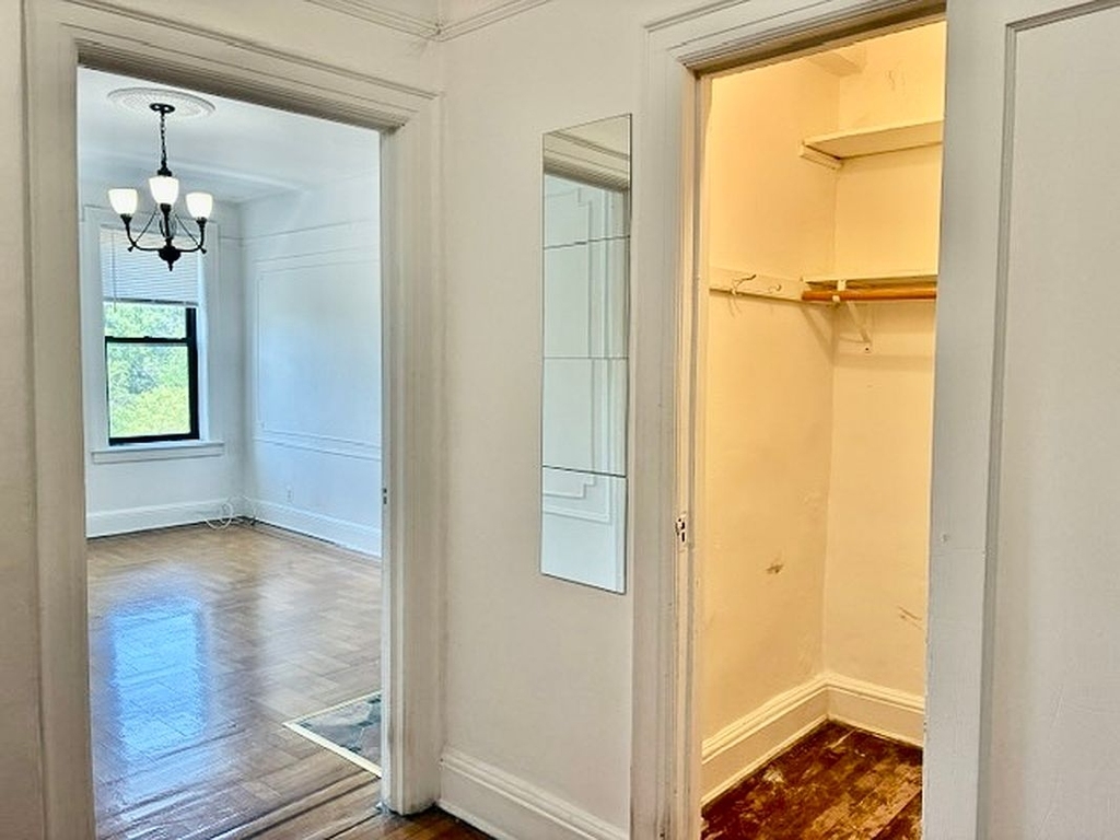 Colonial Road - Photo 2