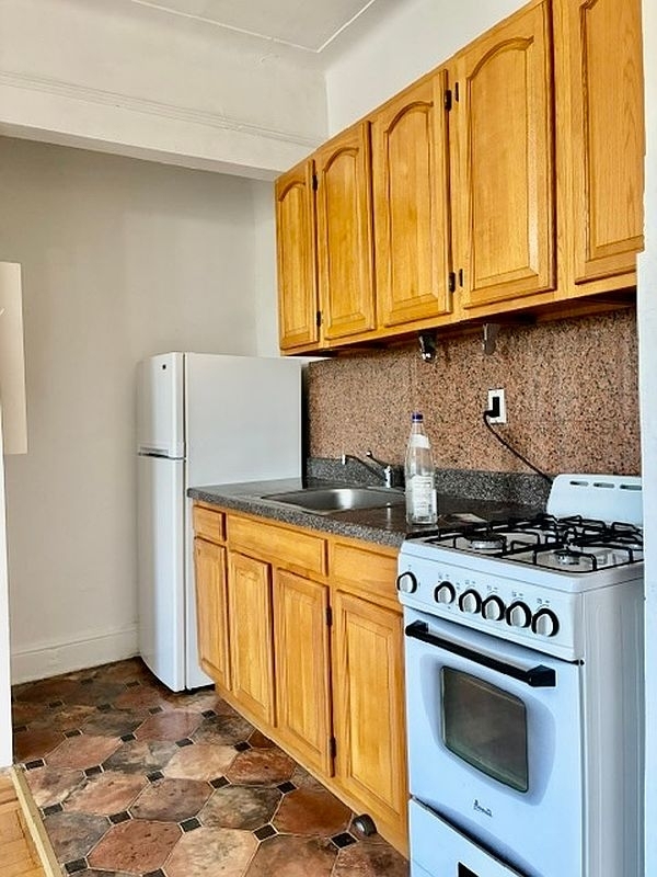 Colonial Road - Photo 1