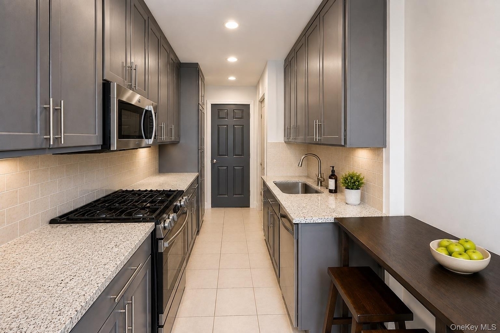 472 Gramatan Avenue - Photo 3