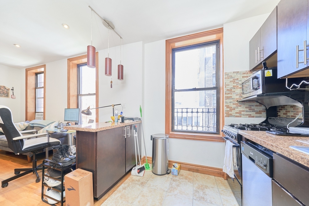 362 W 36th Street - Photo 4