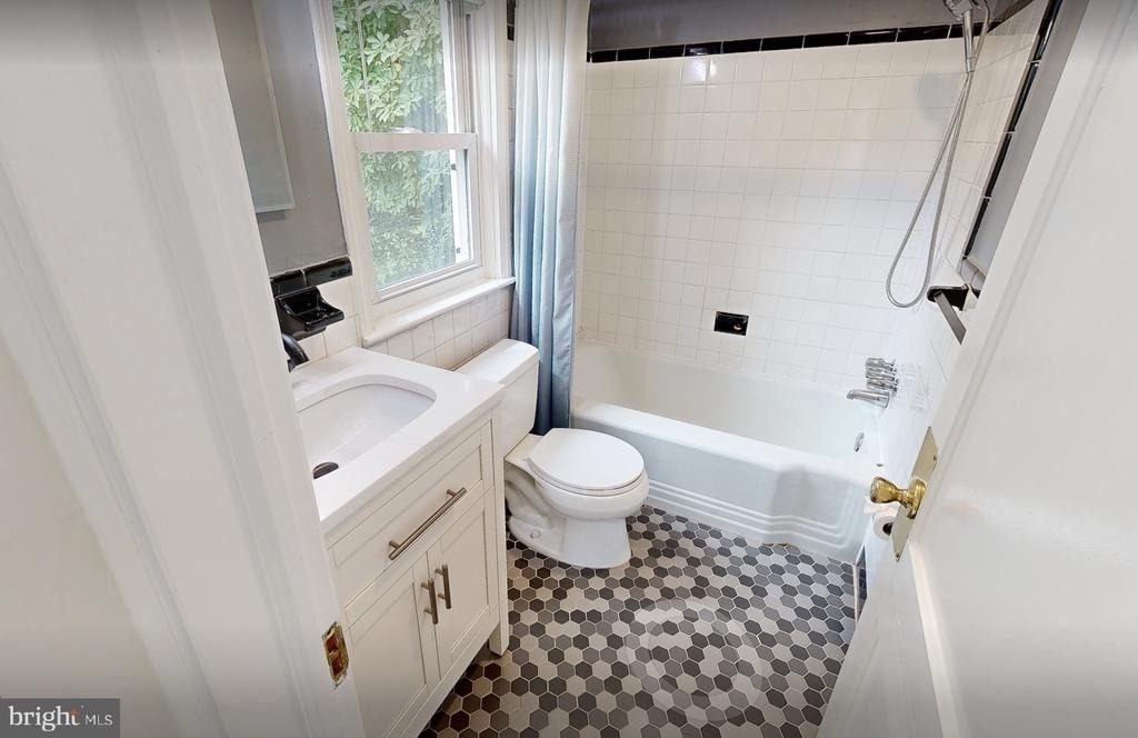 2410 Dexter Avenue - Photo 3