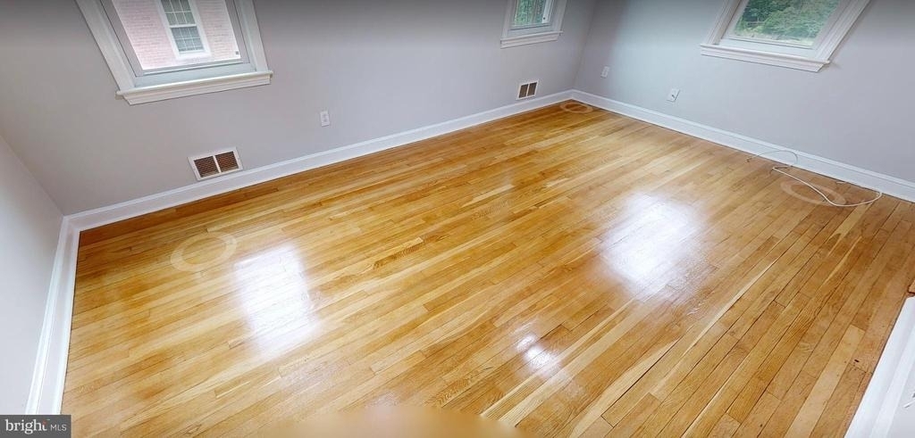 2410 Dexter Avenue - Photo 2