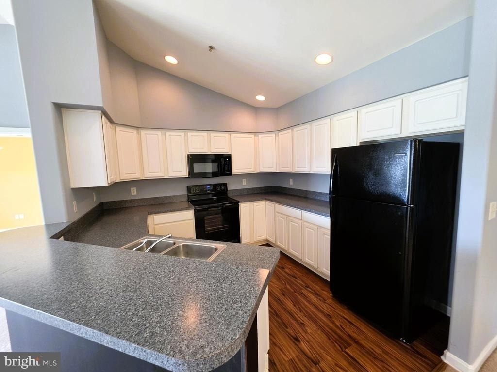 3003 Heather Drive - Photo 2