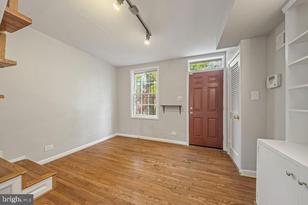 1124 C Street Ne - Photo 2