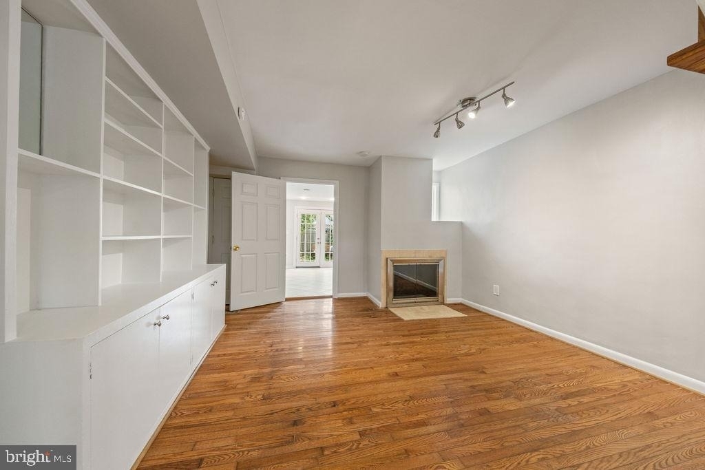 1124 C Street Ne - Photo 4