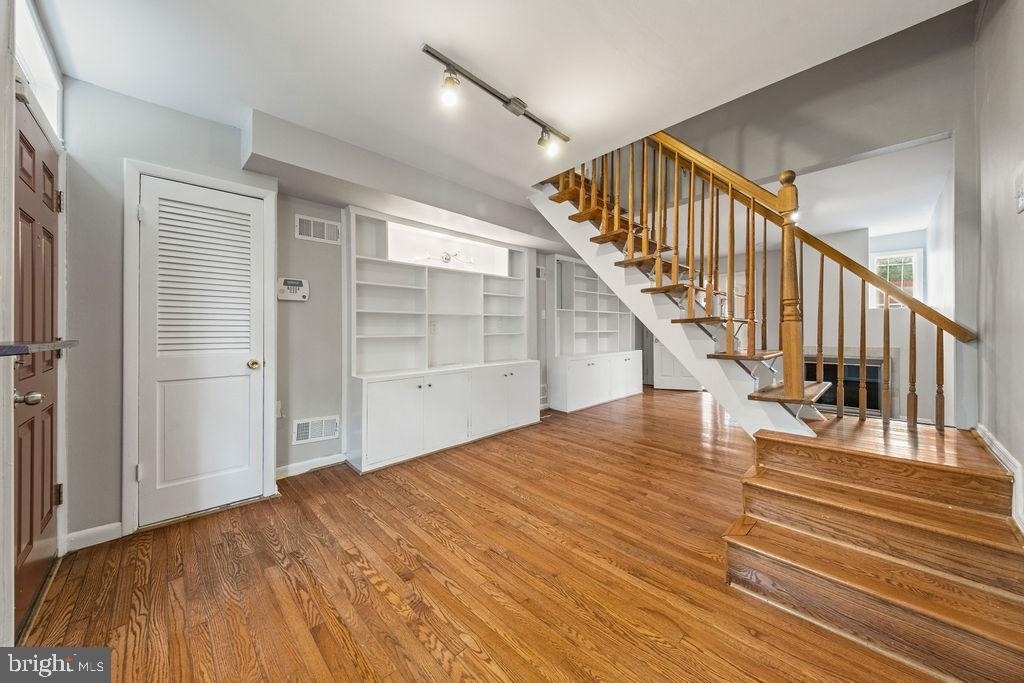 1124 C Street Ne - Photo 3