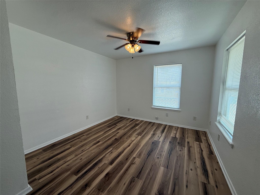 1009 Alex St - Photo 3