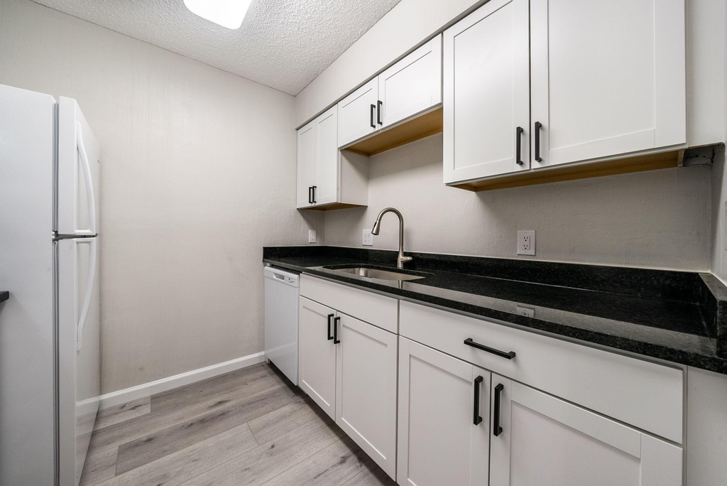 428 S Sailmaster St - Photo 2