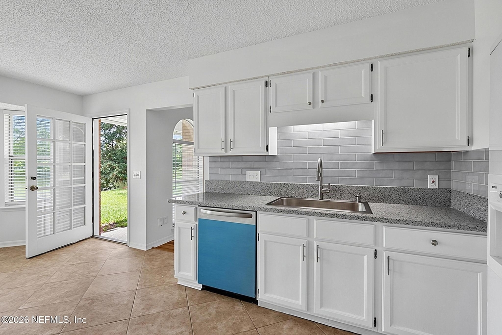 8426 Country Bend Circle W - Photo 13