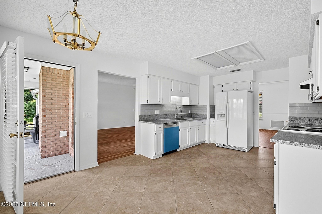 8426 Country Bend Circle W - Photo 11