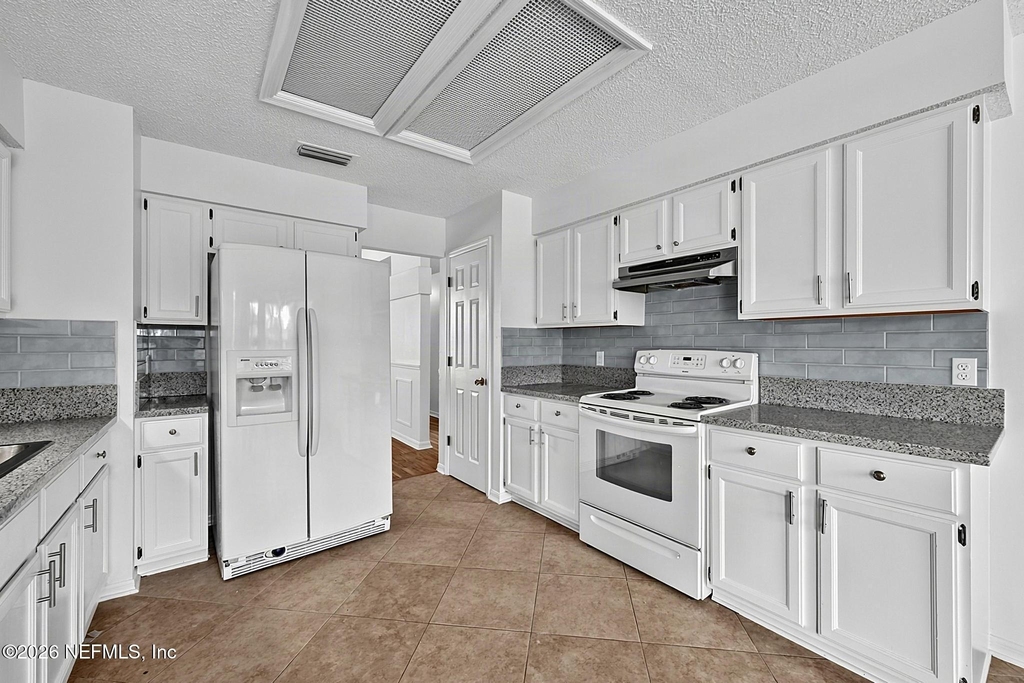8426 Country Bend Circle W - Photo 12