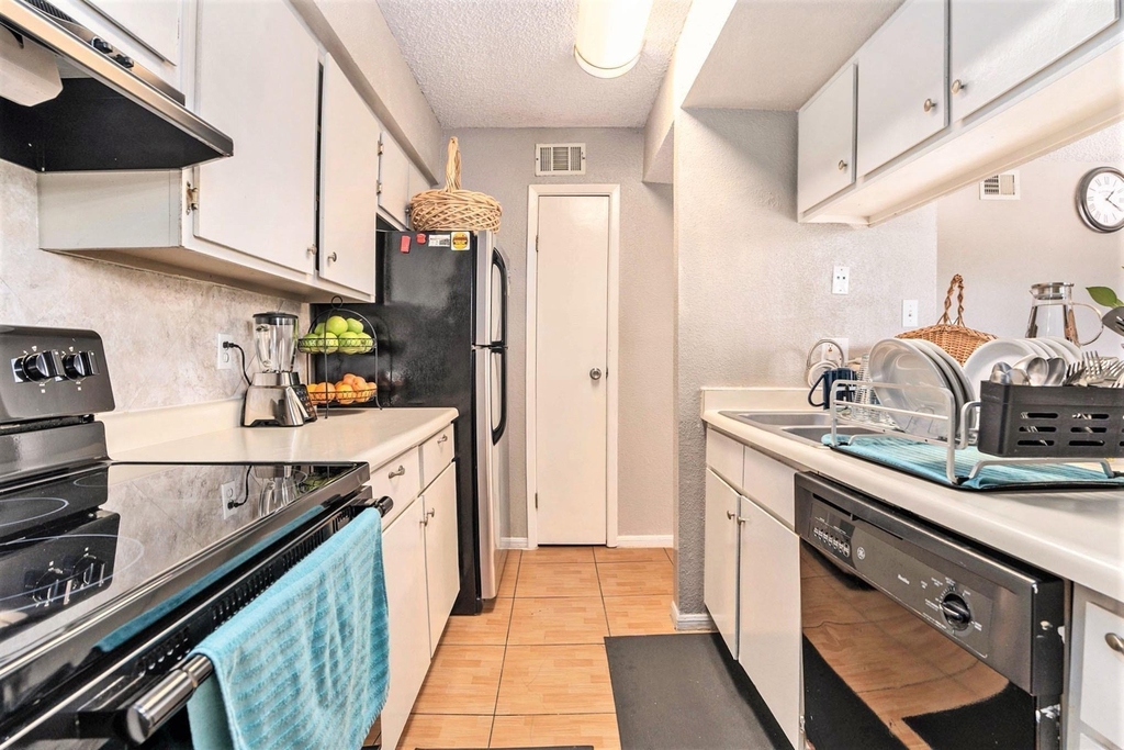 1500 Bay Area Boulevard - Photo 10