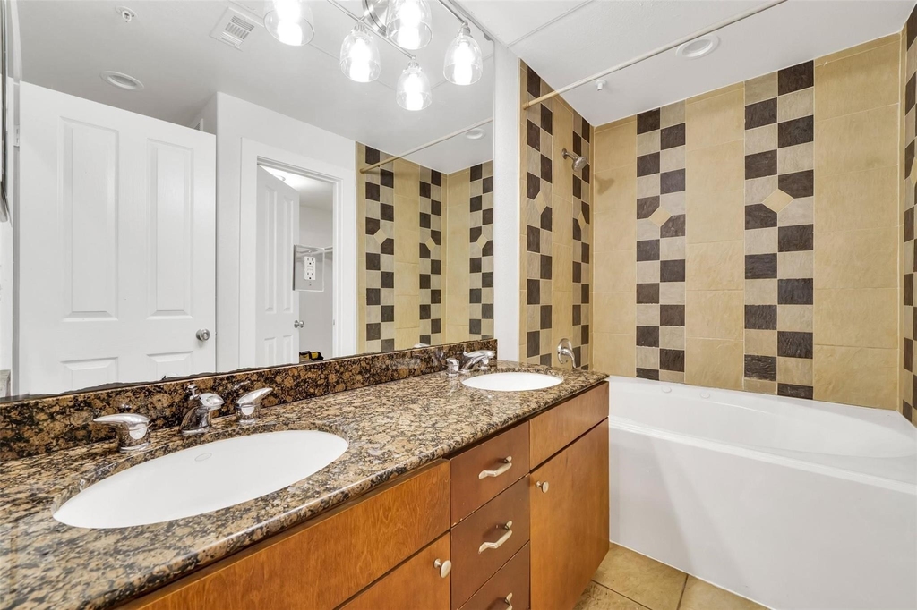2216 Chenevert Street - Photo 16