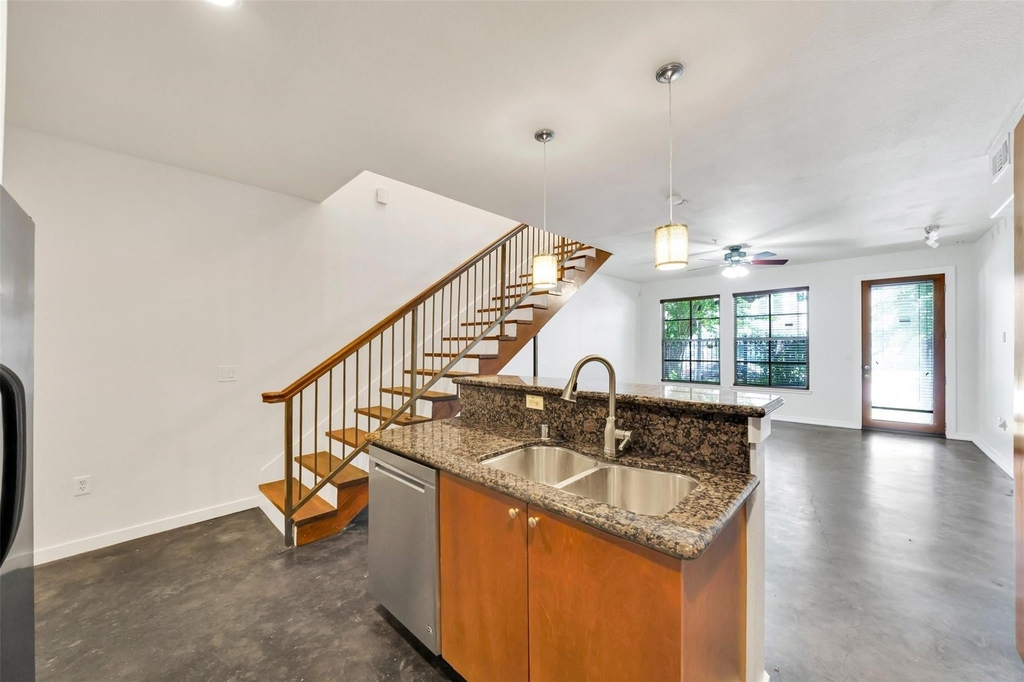 2216 Chenevert Street - Photo 4