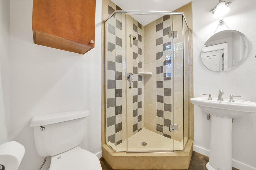2216 Chenevert Street - Photo 7