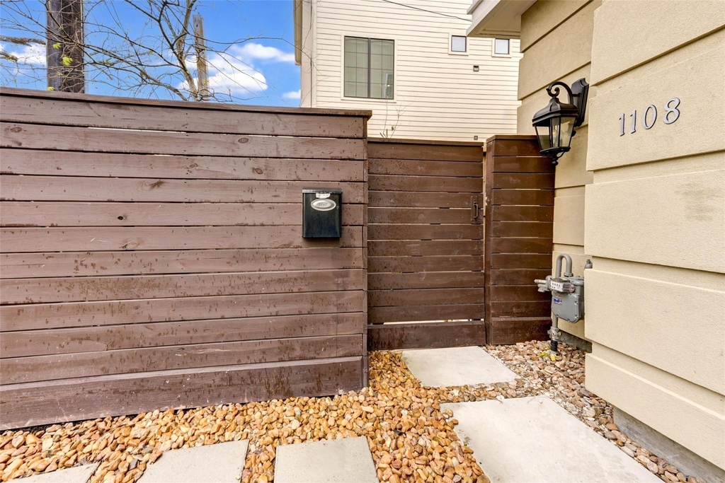 1108 Fowler Street - Photo 3
