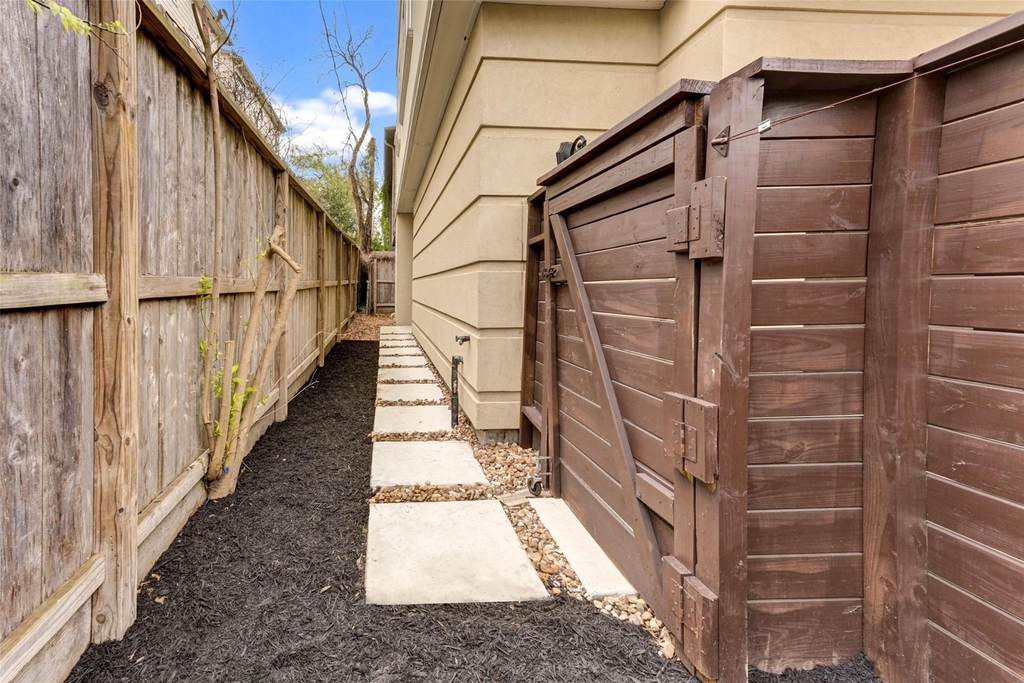 1108 Fowler Street - Photo 5