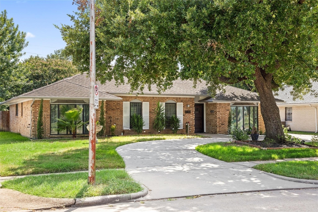 5827 S Braeswood Boulevard - Photo 0