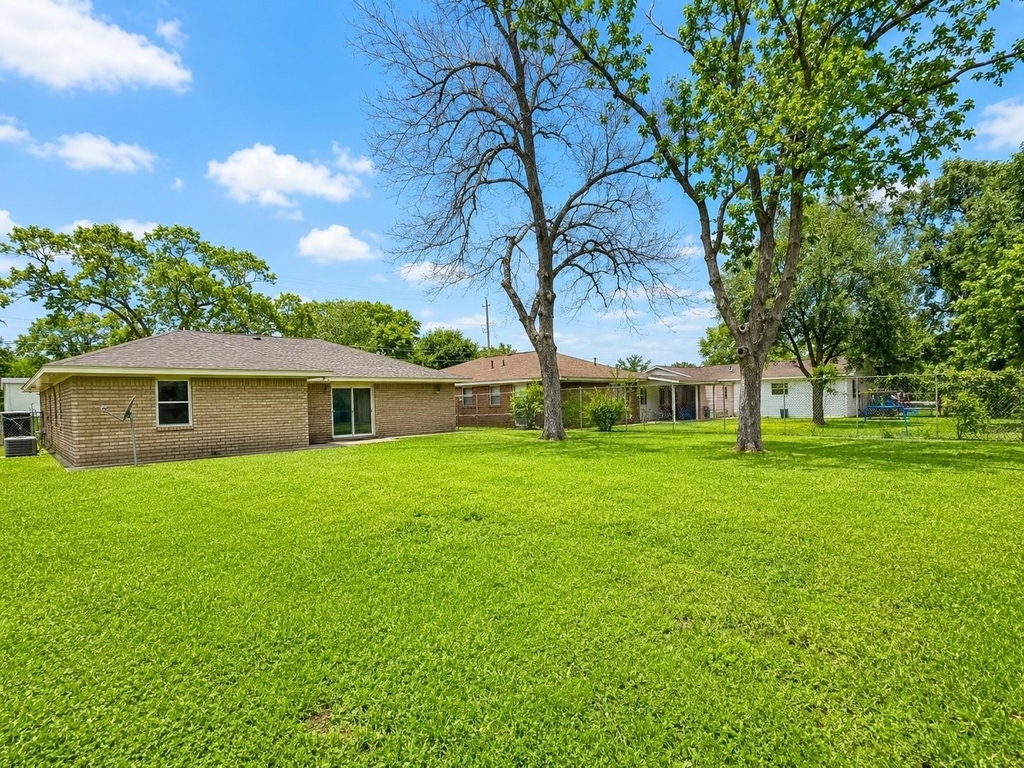705 Evanston Street - Photo 17