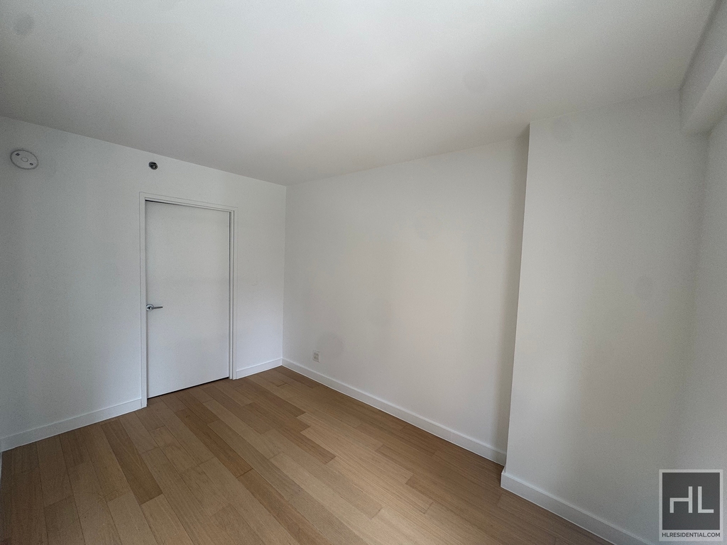 East 39th Street - Photo 0