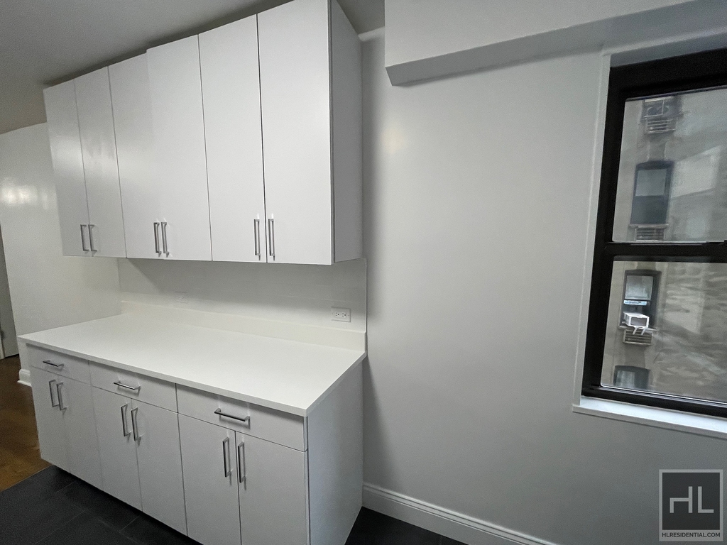 East 89th Street - Photo 12