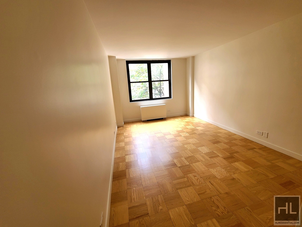 East 49 Street - Photo 1