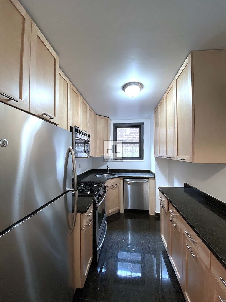 East 49 Street - Photo 1