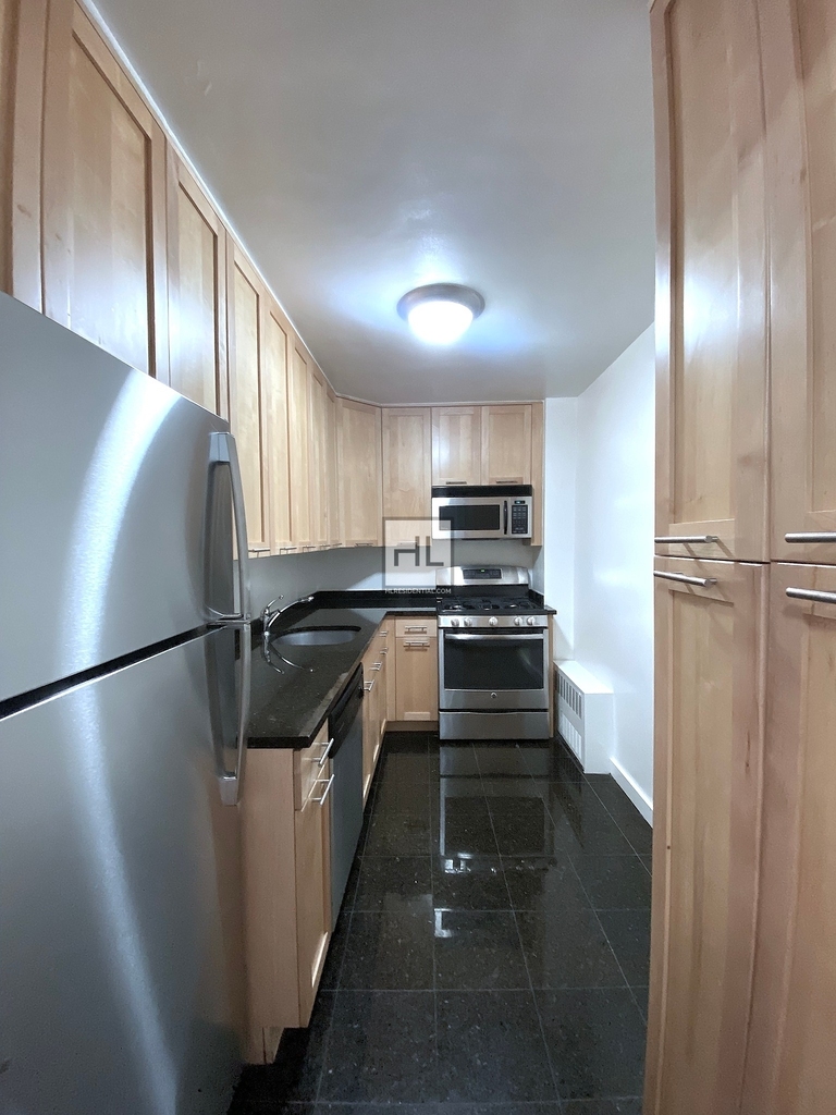 East 49 Street - Photo 1