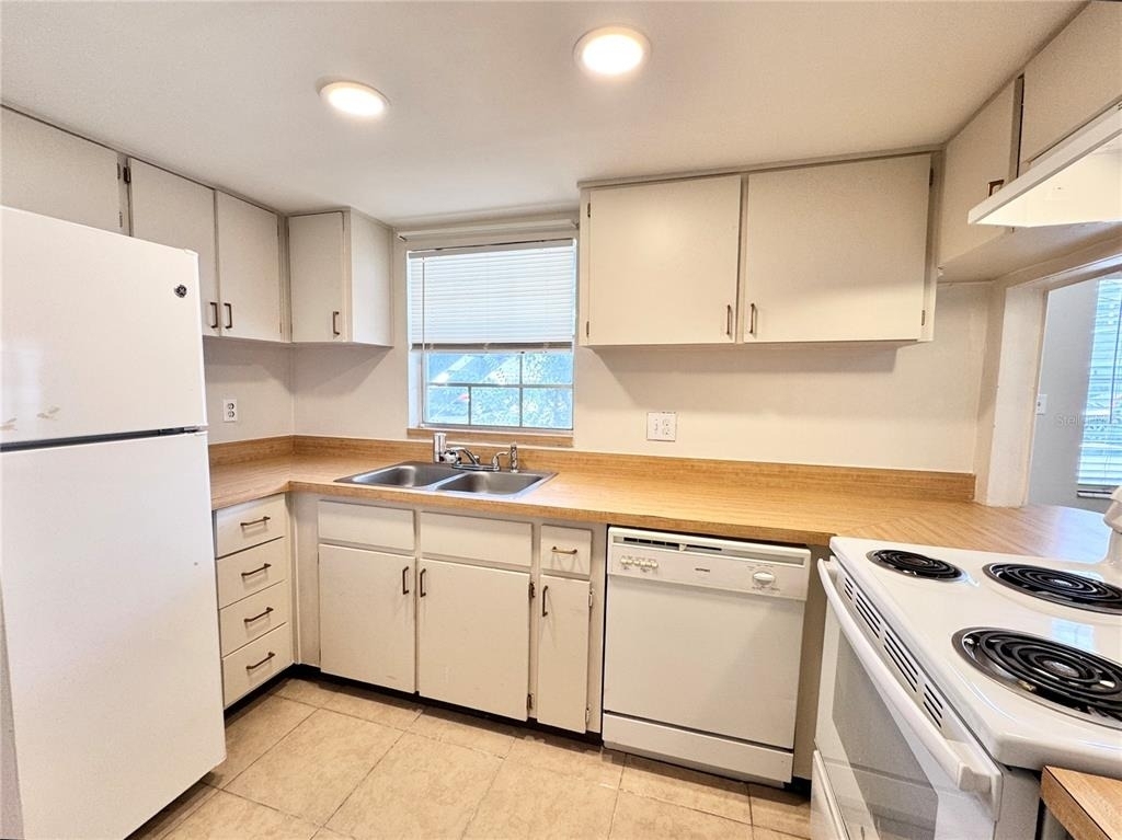 1000 S Semoran Boulevard - Photo 1