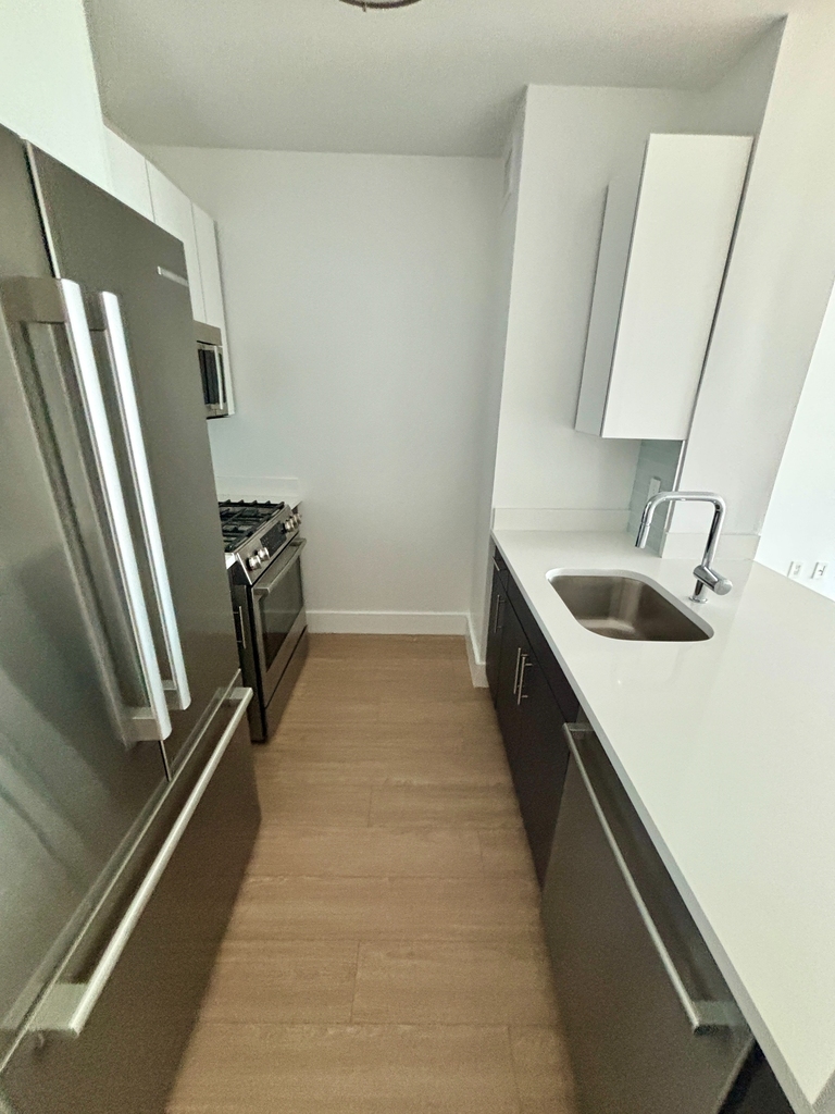  CENTER BLVD - LIC  - Photo 10