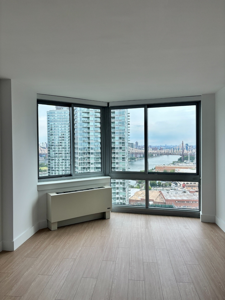  CENTER BLVD - LIC  - Photo 1