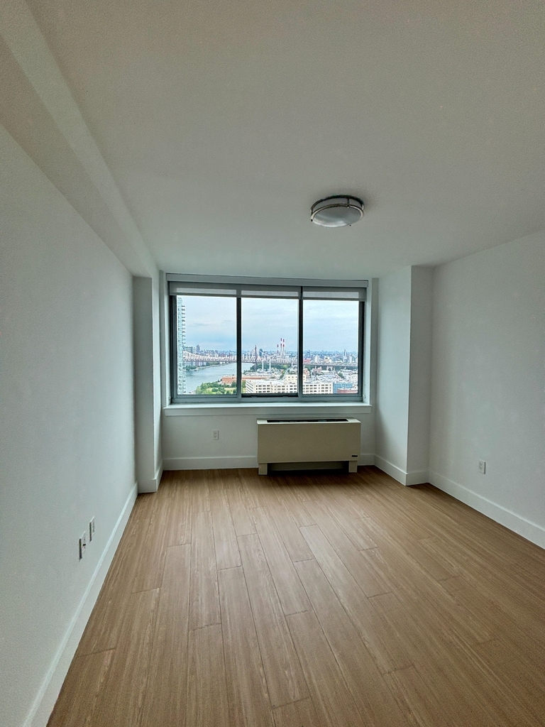  CENTER BLVD - LIC  - Photo 7