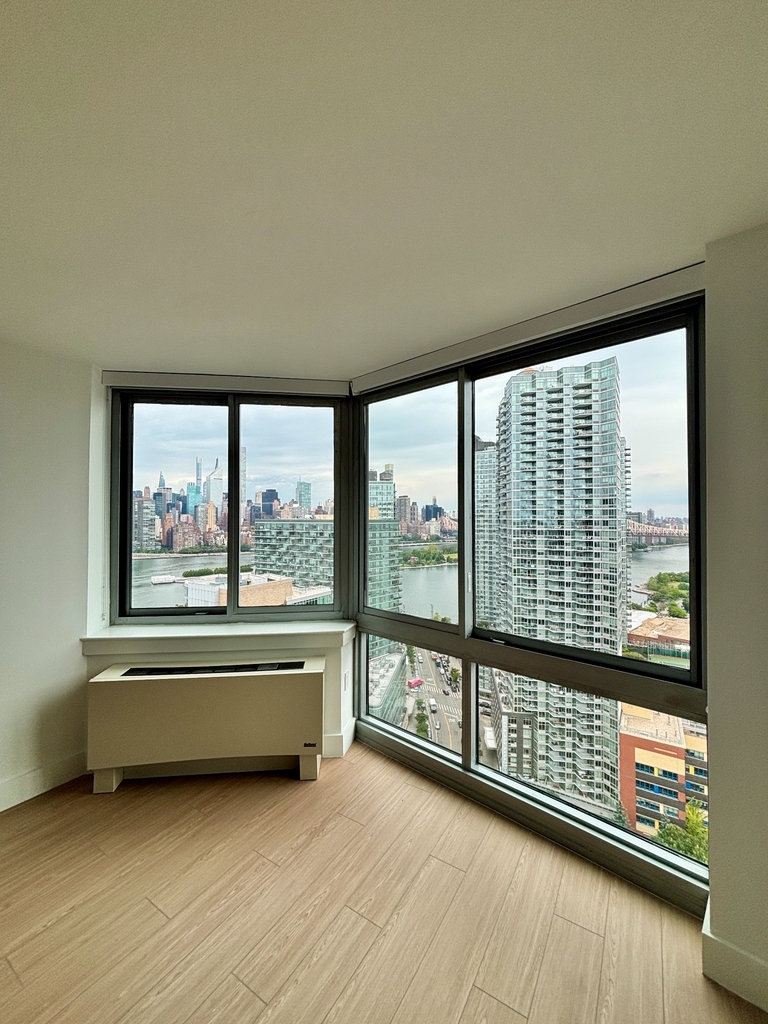  CENTER BLVD - LIC  - Photo 2