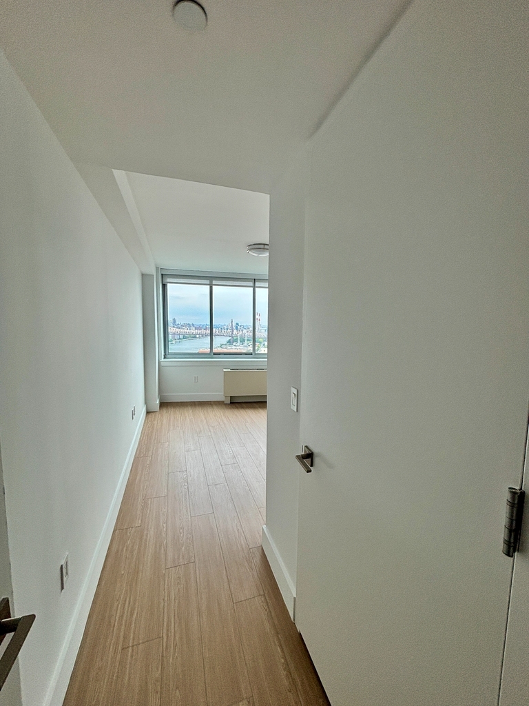  CENTER BLVD - LIC  - Photo 6