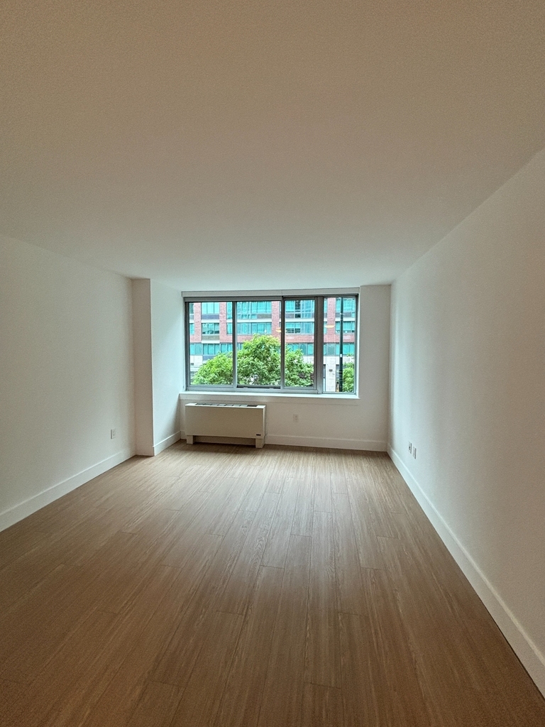CENTER BLVD - LIC  - Photo 1