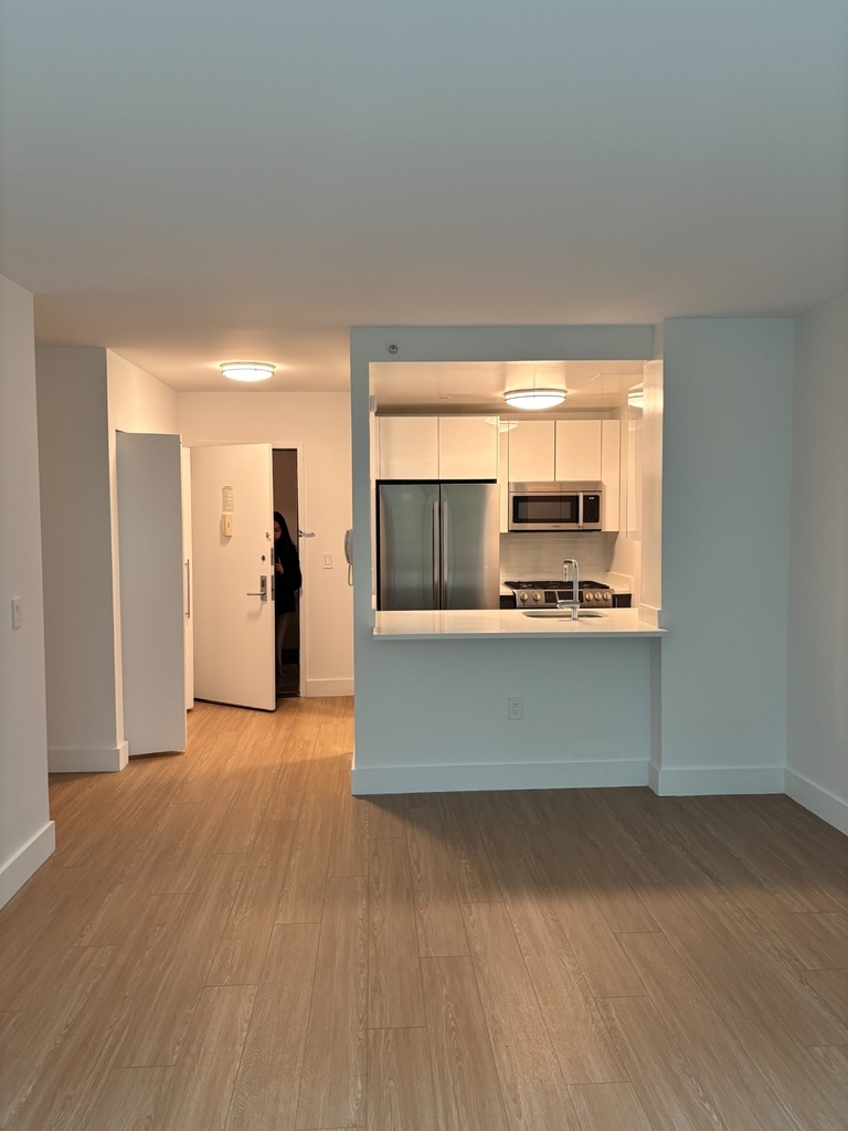CENTER BLVD - LIC  - Photo 2
