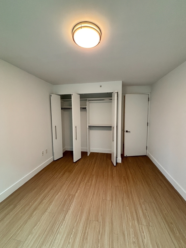 CENTER BLVD - LIC  - Photo 10