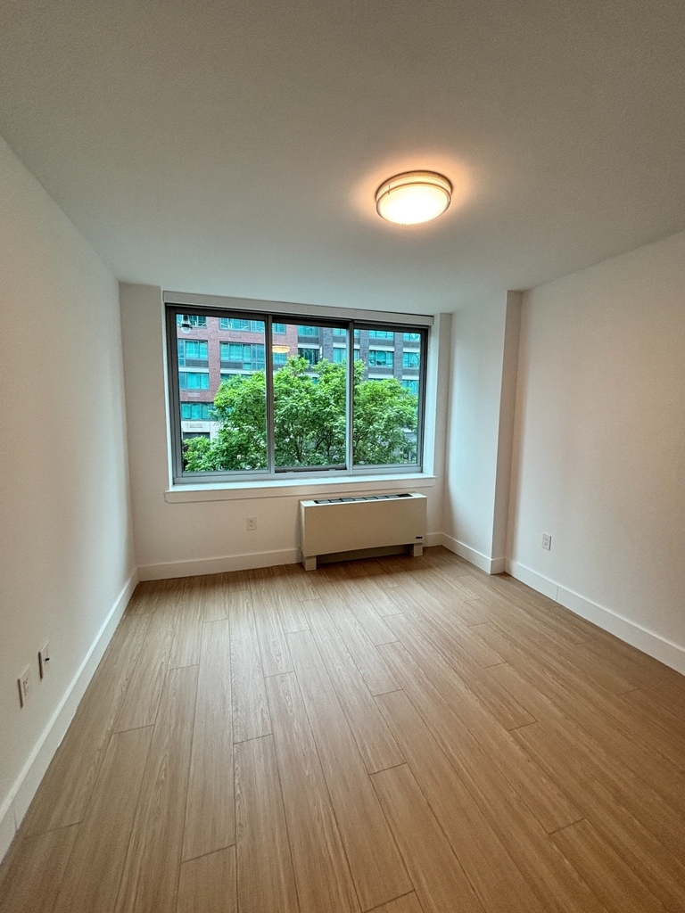 CENTER BLVD - LIC  - Photo 8