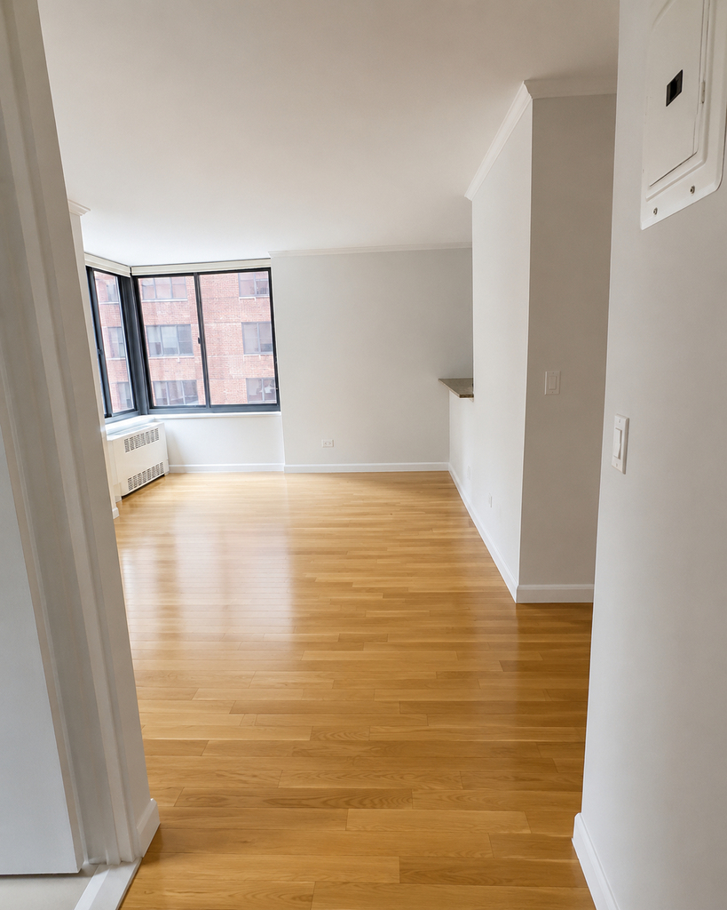W 48TH ST - Photo 6