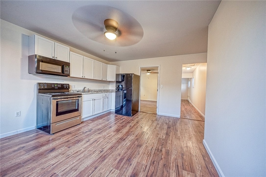 427 Adams St - Photo 4